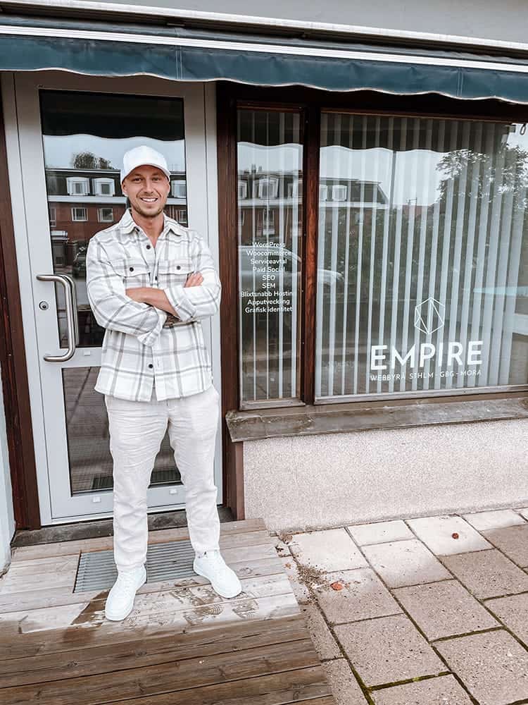 Viktor utanför Empire webbyrå i Mora, dalarna.